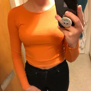 Långärmad tröja - Orange, ribbad, långärmad tröja från Ginatricot. Se sista bilden för en mer rättvis färg. Strl XS men passar även S. Skicka ett meddelande till mig om du vill ha fler/bättre bilder! ☺️ 50kr+frakt