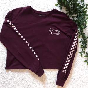 Mörklila tröja  - Köpt på berska storlek S men passar även M och xs. Är i nyskick, frakt inkluderat i priset😊