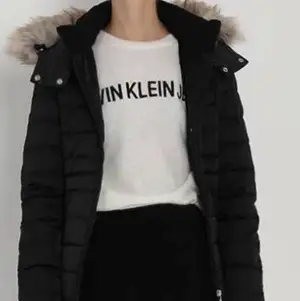 Har en oanvänd Calvin Klein i storlek S väldigt fin men tyvär fel storlek för mig köpt föra året för 3900kr säljer den för 2500 pris kan diskuteras :)