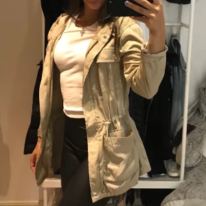 Michael Kors jacka - Säljer min beige/gröna Michael Kors jacka som jag aldrig använt! Köpte den från Crisma i Örebro för    3 935:- (har kvar kvittot!) Priset kan diskuteras vid snabb affär! Frakten ingår inte i priset!