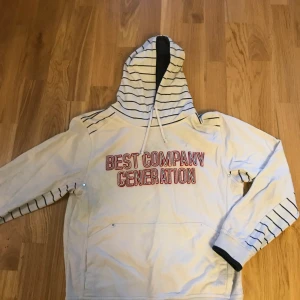 Hoodie - Fin hooddie passar mer till en S men jag som M kunde ha den! 