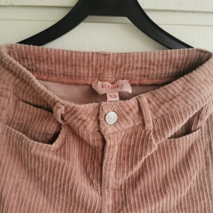 Manchesterbyxor - Rosa manchesterbyxor från ElsaxBik Bok-kollektionen. Supertighta och inte så stretchiga så passar en som är XS. Kontakta vid frågor! Frakt tillkommer.