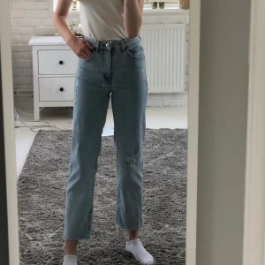 Jeans från H&M - Säljer dessa snygga jeans för att jag inte tycker dem är riktigt min stil💓 jeansen ska vara korta, men på mig är dem lite kortare. 💓 jeansen är använda ca två gånger