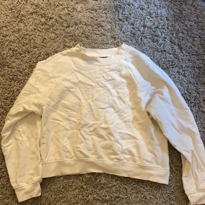 Tröja - Vit enkel snygg tröja från Gina. Mycket bra skick. 