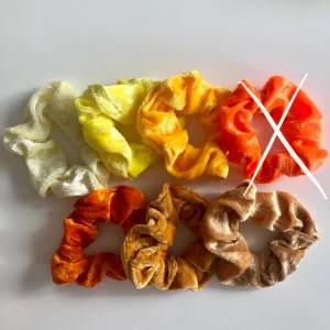 SCRUNCHIES  - HELT NYA! 20 kr styck. Kan samfrakta, köparen betalar för frakt. Betalning sker via swish. De som är markerade med X är sålda💛 