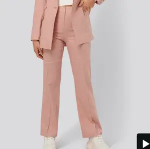 Rosa linne byxor från Nakd. Färgen gör sig inte rättvis på andra bilden. Aldrig använda där av prislappen kvar. Köpta för 500kr 