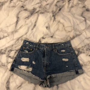 Jeansshorts med slitningar strl. 38 - Shorts från H&M i storlek 38. Säljer för att de är för små, (är 168 cm och har strl M/L i byxor) sitter bättre runt rumpan på någon som är mindre. Annars jättefina och sitter inte för tajt! Kan mötas upp i Stockholm, annars frakt 40 kr
