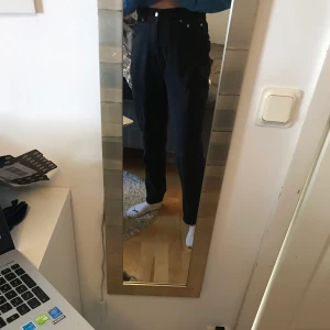 Svarta mom jeans från cheap monday  - Köptes från tise, men har andra mom jeans som jag använder mer, jag är normalt en s så de är lite stora på mig , skulle säga att det passar en m bra ☺️ måtten är 30x32. Jättefint skick, fraktkostnad tillkommer
