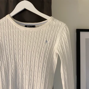 Kabel stickade tröja - En fin vit kabel stickade tröja från ginatricot i storlek XS men passar även i storlek S. 🤍