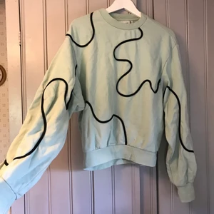 Sweatshirt från Weekday  - Mintgröna sweatshirt med svarta detaljer från Weekday. Knappt använd 