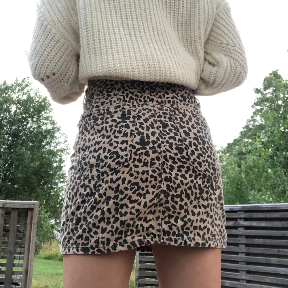 Leopard mönstrad jeans kjol. Ej använd mycket alls, o i väldigt bra skick. Köparen står för frakt!               Stolek: 38, men passar även mig som är en 36a. Märke: Gina Tricot.                                                     🧡🖤🧡. Kjolar.