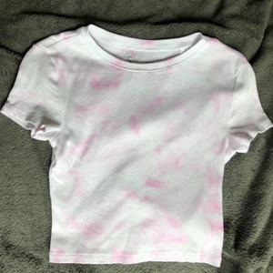 Rosa tiedye tröja💗 - Säljer en Croppad tiedye tröja som jag handfärgat💗Storlek S men skulle säga att den även passar xs!🤪Frakt på 25 kronor tillkommer!