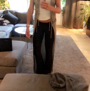 Virkad väst - Lång mossgrön. Finns i Sundbyberg 