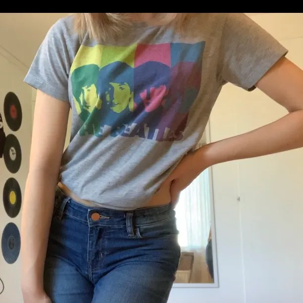 (säljer även byxorna) beatles tröja som tyvärr blivit för liten, köpt på hm (tror jag) för många år sen så tror inte den finns kvar nånstans, buda gärna🤗 . T-shirts.