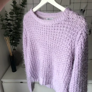 Stickad lila tröja från Ginatricot  - Stickad tröja från Ginatricot, skönt material som inte sticks. Storlek S