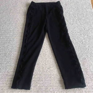  - Svarta kostymbyxor med volanger på sidorna från Zara i storlek 34