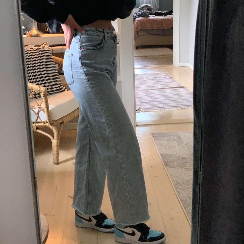 Säljer ett par jeans från monki då de aldrig används. De är i kortare modell och passar bra på mig som är 166cm lång. Bud + frakt (49kr)🦋. Jeans & Byxor.