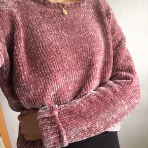 Gammelrosa tjocktröja  - Suupermysigt tröja från BikBok i gammelrosa färg och lite ”glansigt” material vilket ger tröjan lite ”skimmer” i ljus. Tröjan är i nyskick, bara använd några gånger! Kan mötas upp i Lund eller posta☺️ 