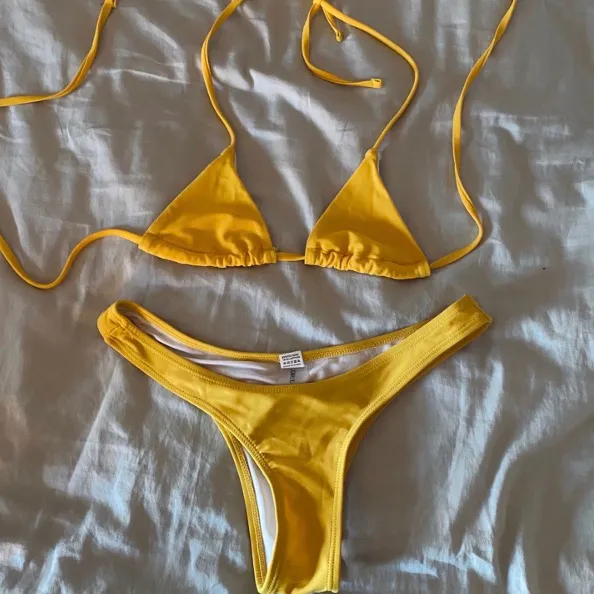 Bikini från Zaful i en jättefin gul färg!! Aldrig använd, säljer den då det inte är så mycket tyg, tycker att den visar för mycket hud. Det ståt att det är strl L men skulle snarare säga att det är en XS. Frakt ingår!! 💛💛. Övrigt.