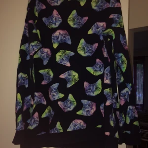 Kattröja - Tröja i okej skick. Lite lätt urtvättad men inget särskilt märkbart. Frakten ingår i priset och den finns upplagd på flera sidor!