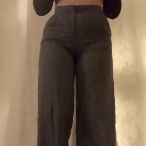 Monki - Jättefina rutiga kostymbyxor från monki. De sitter tajt runt rumpan och är vida längs benen💖