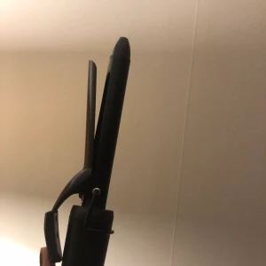 Locktång - En NY locktång som är testad en gång. Köpt i November men fick en nyare i julklapp. Ger mindre och fina lockar! Köpt för 389! FRAKT IKLUDERAD I PRIS