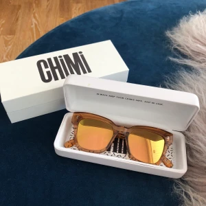Chimi 005 peach Mirror Lens  - Fina chimis som är i bra skick. De är varsamt använda och man kan endast se några tecken på användning, små repor.