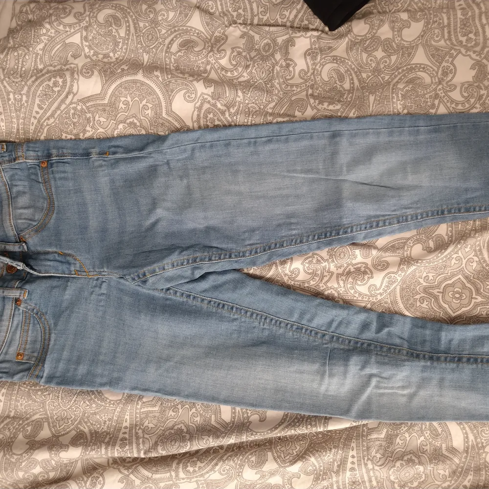 Ljusblåa jeans från Gina i modellen 