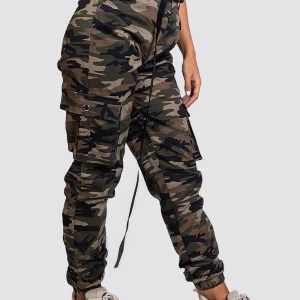 Militärbyxor madlady - Säljer mina gröna militärbyxor från madlady som endast används 1 gång🦋 storlek M🌸 200kr✨OBS Lånade bilder