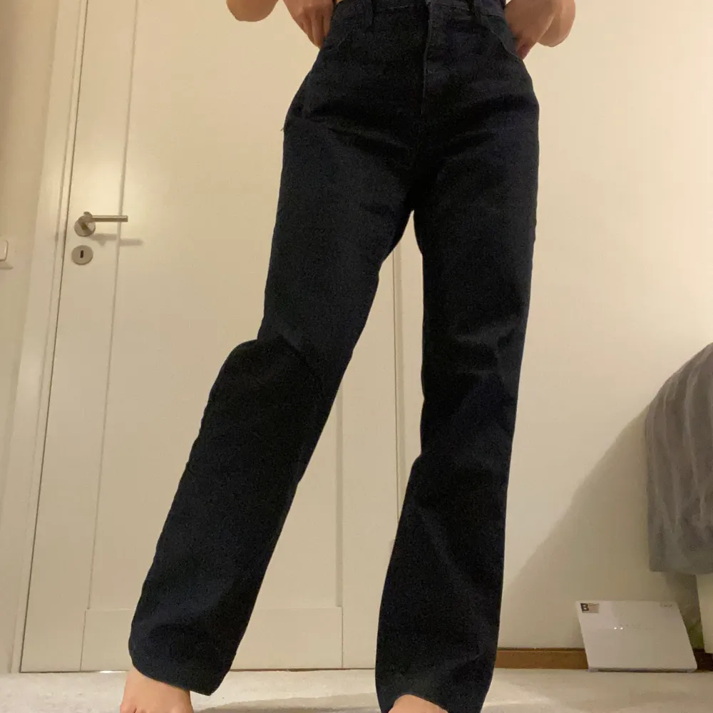 Mörkblå jeans köpta second hand. Så snygga och i fint skick men tyvärr för stora för mig! Innersöm: 73 cm, midja: 76 cm, höft: 96 cm.. Jeans & Byxor.