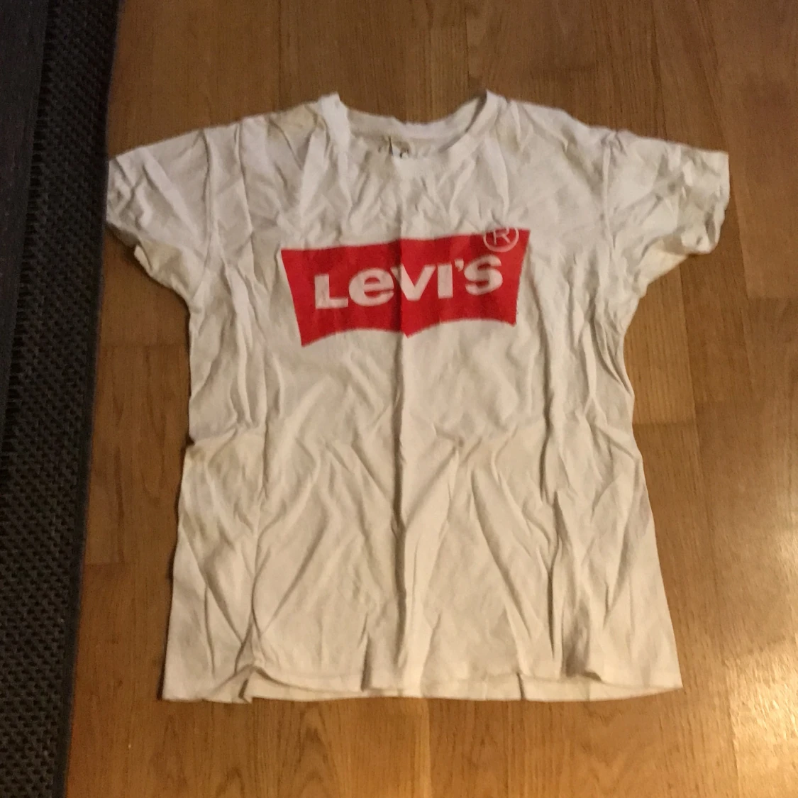 Levis vit tröja