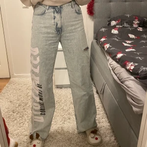 Jeans - Svin snygga byxor ifrån Berskha som tyvärr inte kommer till användning. Byxorna är i storlek 36 och sitter bra på mig som är ca 175 cm. Trycket på ena benet ändrar färg vid kontakt med solljus.