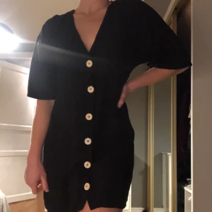 Gullig enkel sommarklänning!  - En enkel sommarklänning med knappar som detaljer. Klänningen är från zara och bara använd ett par gånger förra sommaren- med andra ord i bra skick! Perfekt längd! Går att frakta- ni står för frakten 