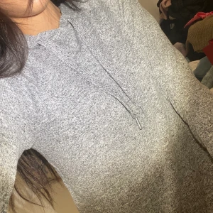 Tröja  - Världens mjukaste material, den är stretchig och tunn men superduper skööön! Fint skick, just denna har jag aldrig användt! 🌟  📦 Köparen står för frakt (63kr)
