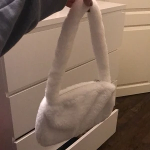 Vit bag - Vit fluffig baguette väska som jag hittade second hand! Säljer för 70 kr inte högre bud! Jag bjuder på frakten! Bud i kommentarerna!❤️