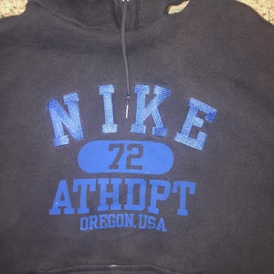 Nike  - Väldigt skön Nike hoodie! Köpt second och är i ok skick förutom ett hål i kragen (kan skicka bild). Om du var några flera frågor är det bara att skriva <3!