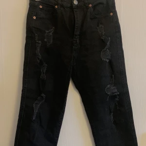 Jeans  - Svarta jeans med slitningar