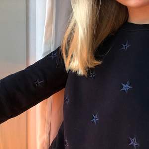 Säljer en jättefin mörkblå tröja med stjärnor på!⭐️ säljer för att den börjar bli lite för liten