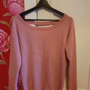 Day Birger et Mikkelsen tröja av kashmir - En gammelrosa kashmirtröja från Day Birger et Mikkelsen i storlek XS. Den kan även passa S, då den inte är tajt, utan lite oversize i passformen. Den är endast provad, så inga tecken på användning finns. Nyskick.🌸🌷