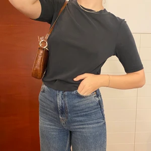 Tröja - Stilig tröja som är lätt att matcha med olika plagg! Osäker på frakt ❣️