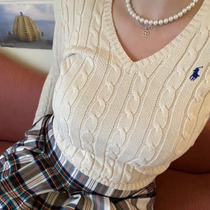 Ralph Lauren Sweater - Jättesnygg Ralph Lauren sweater som passar bra till tenniskjol eller byxor! Går också att klippa av armarna för att få en sweater vest. Personen på bilderna bär oftast M och är 173cm lång. Plagget är i bra skick och sparsamt använd. Köparen står för frakt❣️ nypris 1000kr+