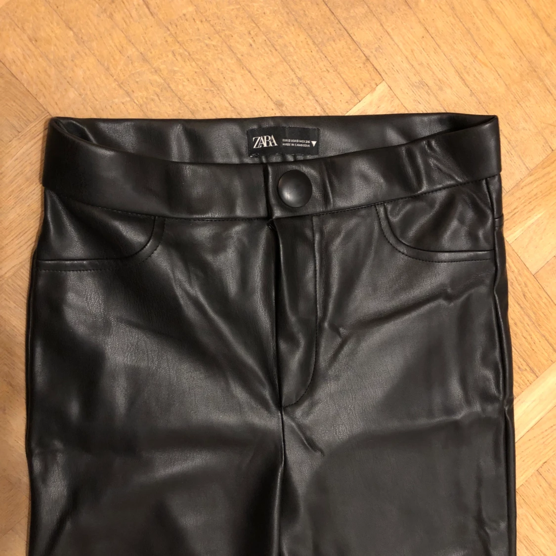 Utsvängda skinnbyxor - 90