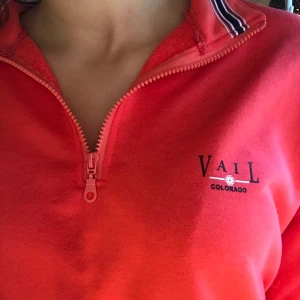 Ny trendig sweatshirt  - Helt ny, aldrig använd, jag säljer pågrund av för liten storlek. Den är storlek XL, men jag skulle säga att den snarare är M/L. Om fler är intresserade så buda i kommentarerna