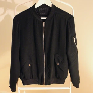 Svart jack från Zara i nyskick! - Svart Zara jacka I nyskick! Storlek: S (Dam) Direkt pris: 45 kr Skriv buden till mig privat eller kommentera på bilden! Buda med minst 10kr varje gång ✨(Alla bud är välkomna) Köpare står för frakten (Du bestämmer vilket paket så länge det uppfyller vikt och storleks kraven)☺️