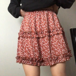 Blommig kjol - Fin blommig kjol med resår i midjan❤️