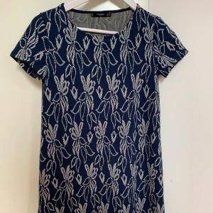 Sommarklänning - Fin klänning från mango, sitter fint på 