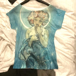 T-shirt med motiv 🧚🏻🪐💫 - T-shirt i asskönt material med jättecoolt motiv av en älva med månen i bakgrunden typ! Har ingen aning om var den kommer ifrån men den är bara använd enstaka gånger. 💚 PS: Plick förstör kvaliten på bilderna, kan skicka bättre bilder på plagget privat!