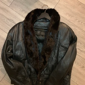 S-M - en vintage jacko , 100% äkta läder, med en riktig minkpälskrage.  pris 550kr, fraktkostnad 63kr