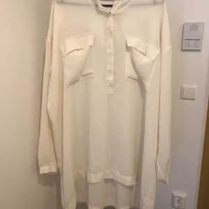 Vit skjorta - Följ mig, jag lägger till massor av kläder till samma pris!