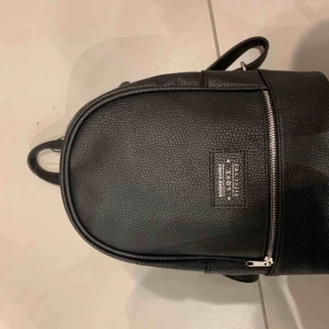  - väska för 200 då nypris är 350, aldrig använd tyvär): köparen står för frakten